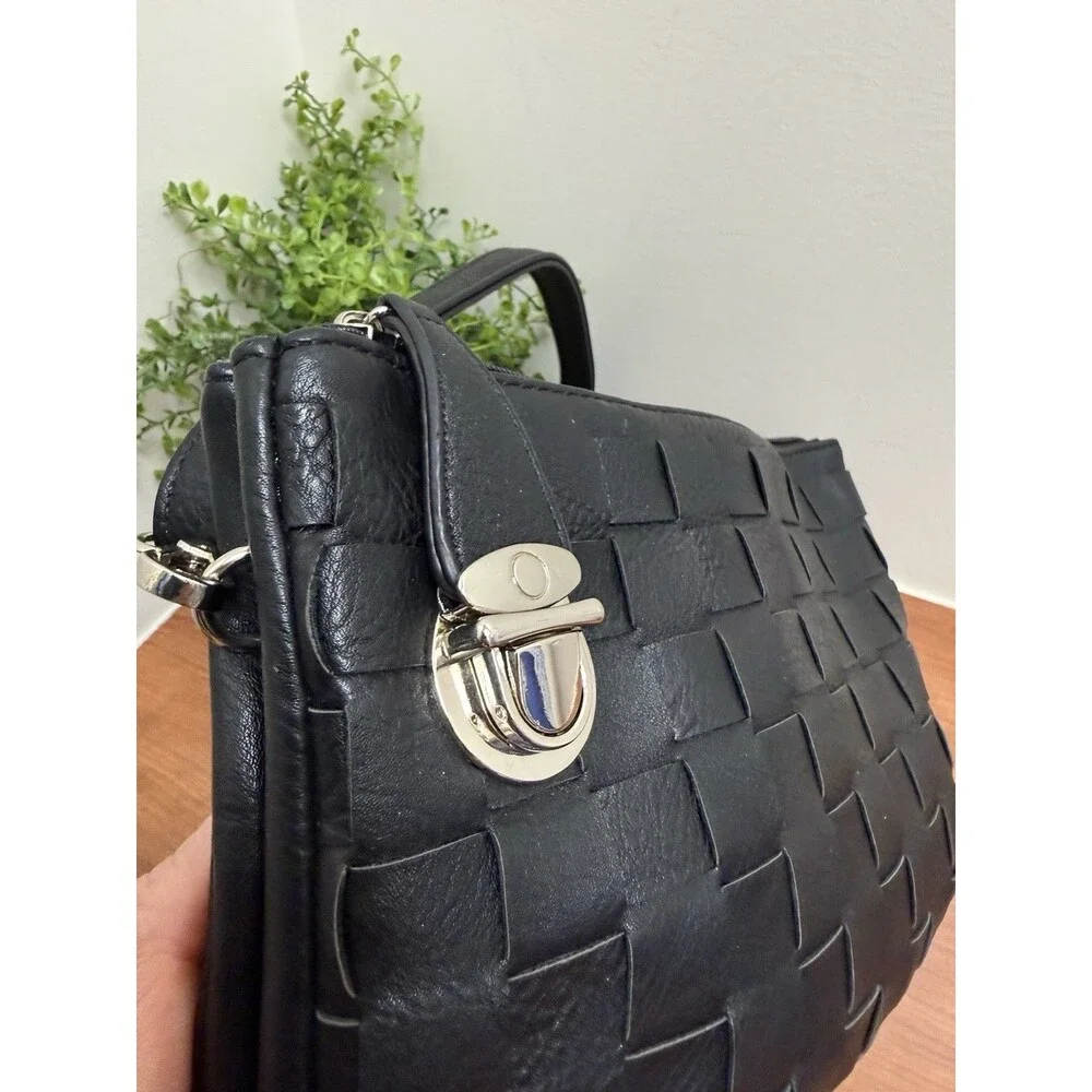 K.carrimBlack Crossbody No Brand Bag good condition Zipper Divider Inside . EUC